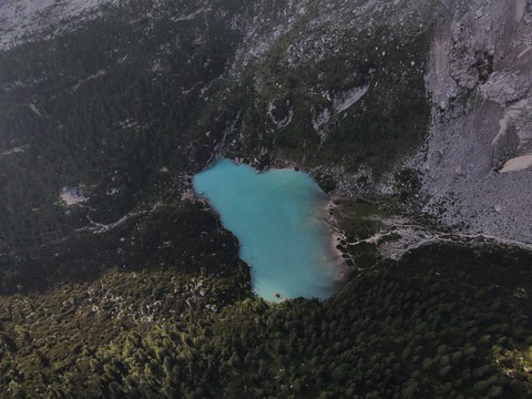 Vue drone Lago di Sorapis Dolomites
