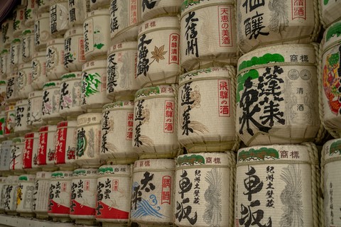 Tonneaux de saké Tokyo Meiji jingu temple  Japon
