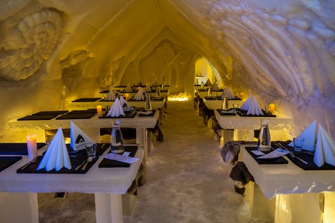 Laponie Finlandaise Rovaniemi Arctic Snow hotel & glass igloos ice restaurant