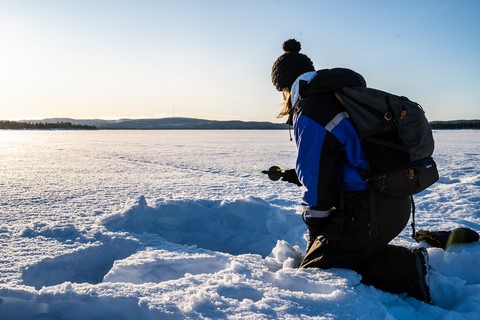 Laponie Finlandaise Inari Pêche sur glace et motoneige Pêche au trou