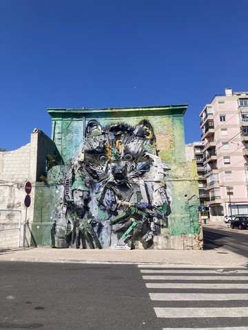 Le raton laveur Street art Bordalo II Lisbonne Portugal