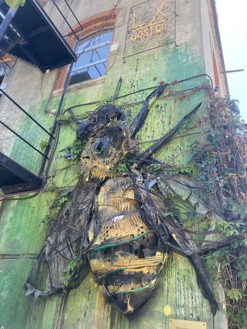 L'abeille Street art Bordalo II Lisbonne Portugal