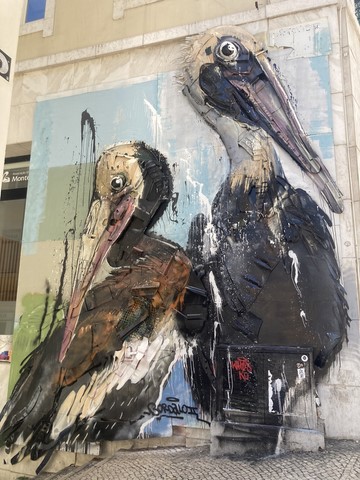 Les deux pélicans Street art Bordalo II Lisbonne Portugal