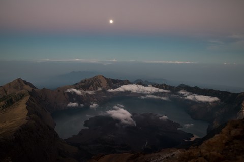 Début de l'aube depuis le sommet du Rinajni Lombok Mount Rinjani