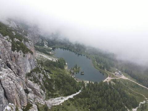 Vue drone Lago Fedèra Dolomites