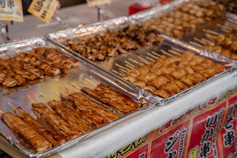 Stand de poisson marché aux poissons de Tsukiji Tokyo Japon