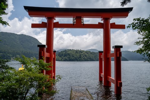 ​Tori sur le lac Hakone-jinja Hakone Japon