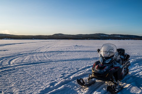 Laponie Finlandaise Inari Pêche sur glace et motoneige Motoneige