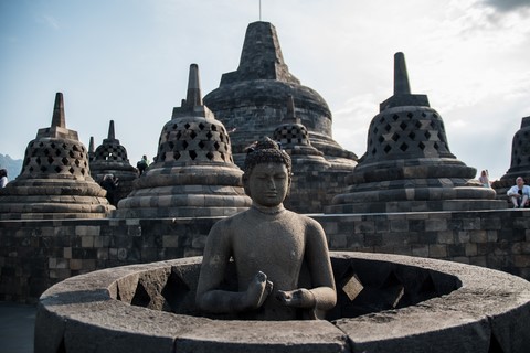 Bouddha dans un stûpa découpé Borobudur temple Yogyakarta Java Indonésie